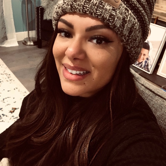 ⭐️TOP RATED SELLER ⭐️Meet your Posher, Stephanie - Picture 2 of 6